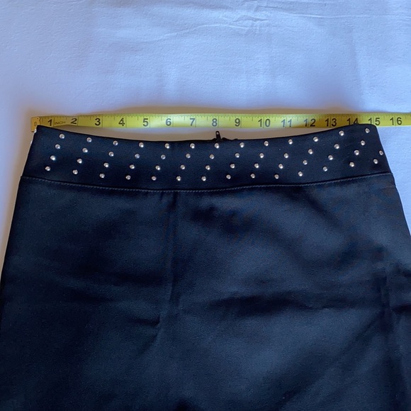 Black short skirt with little sequence details around the waist in size S. - Picture 3 of 7